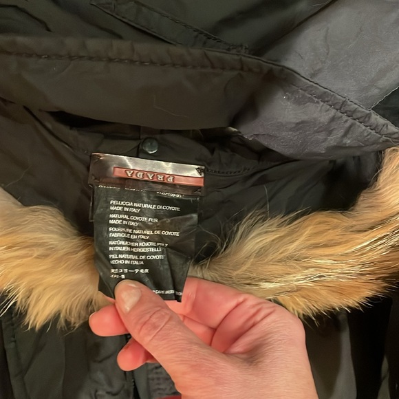 PRADA vintage car coat with fur detachable collar and belt
Nylon/down filling - Picture 5 of 9